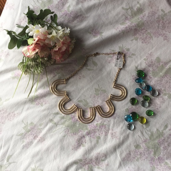 Gorgeous Classic Gold Necklace - Picture 3 of 3